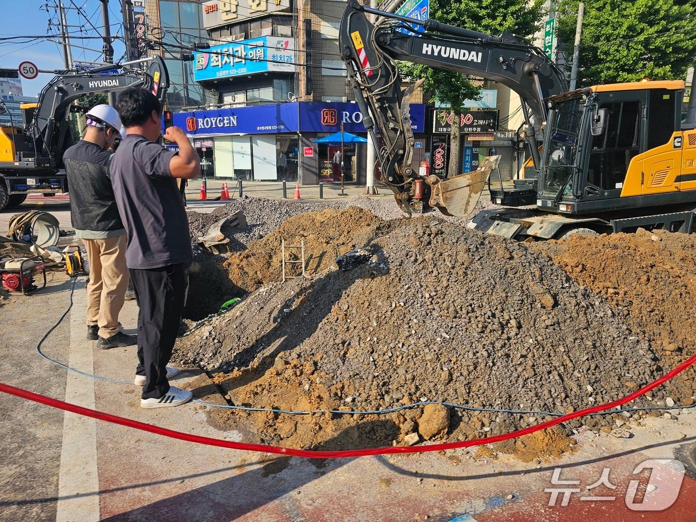 본문 이미지 - 12일 오전 광주 서방사거리 일대에 직경 1m 규모의 싱크홀이 발생하면서 당국이 긴급 복구 작업을 벌이고 있다. 2026.6.12/뉴스1 최성국 기자