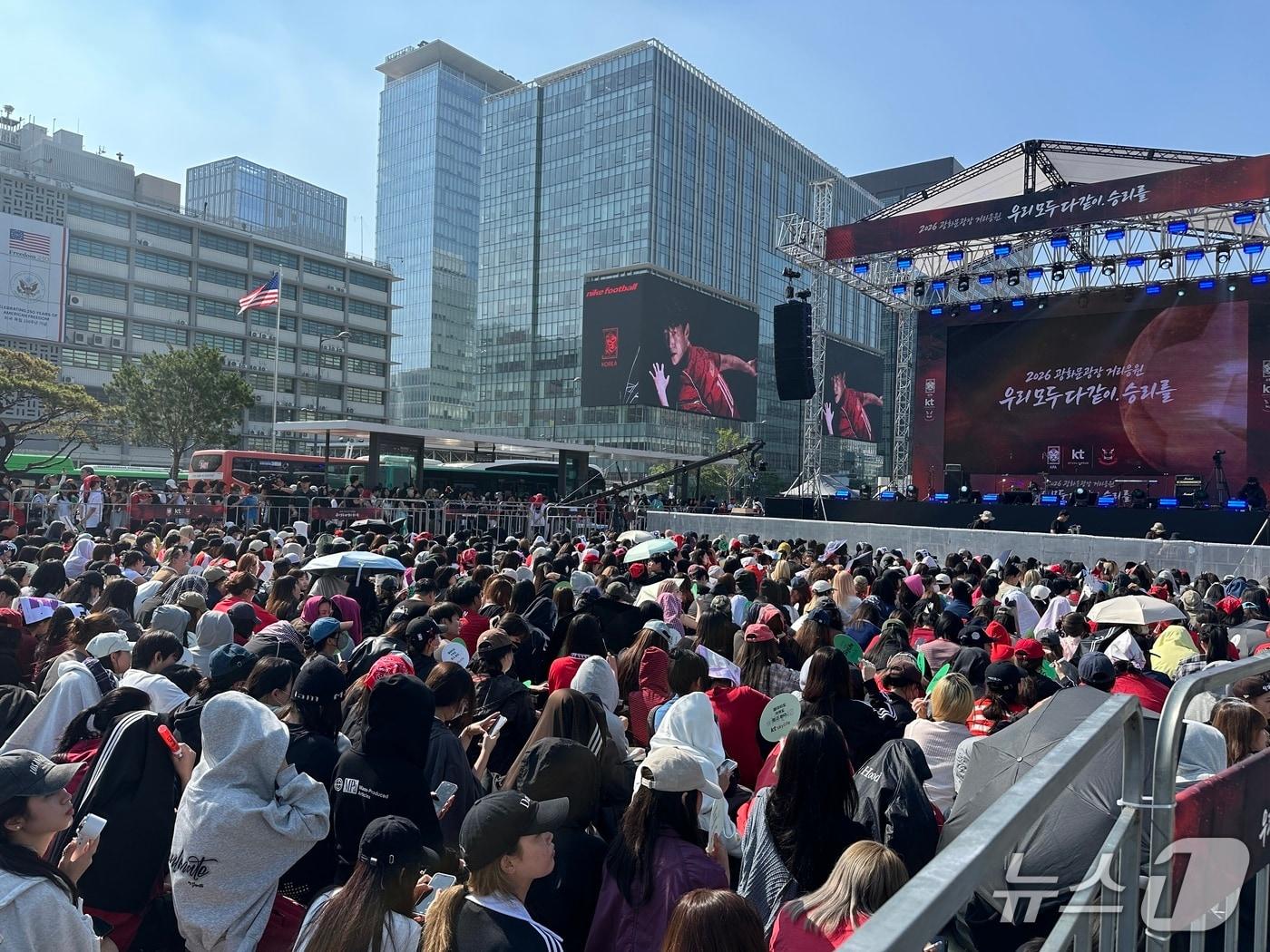 본문 이미지 - 12일 서울 종로구 광화문광장에 북중미 월드컵 한국대표팀을 응원하려고 모여든 시민들. 2026.6.12 ⓒ 뉴스1 김우진 수습기자