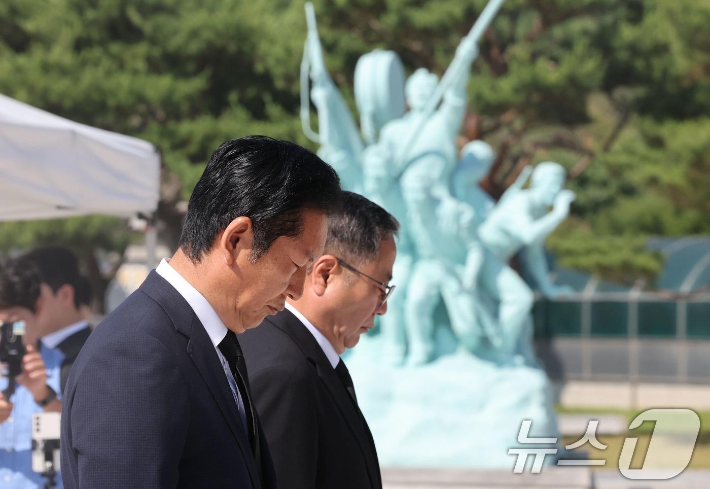 본문 이미지 - 정청래 더불어민주당 대표가 지난 6월 12일 광주 북구 운정동 5·18국립묘지를 찾아 오월영령에 헌화와 분향 후 묵념하고 있다. 2026.6.12 ⓒ 뉴스1 박지현 기자