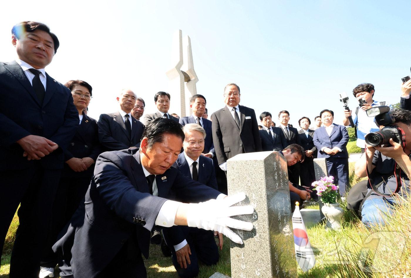 본문 이미지 - 정청래 더불어민주당 대표와 민형배 전남광주통합특별시장 당선인이 12일 광주 북구 운정동 5·18국립묘지를 찾아 박관현 열사 묘역 앞에 무릎을 꿇고 참배하고 있다. 2026.6.12 ⓒ 뉴스1 박지현 기자