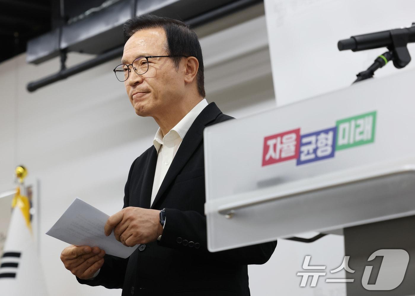 본문 이미지 - 임태희 경기도교육감이 12일 경기 수원시 영통구 경기도교육청에서 경기교육감 선거 '득표 입력 오류'와 관련해 기자회견을 하고 있다.  2026.6.12 ⓒ 뉴스1 김영운 기자