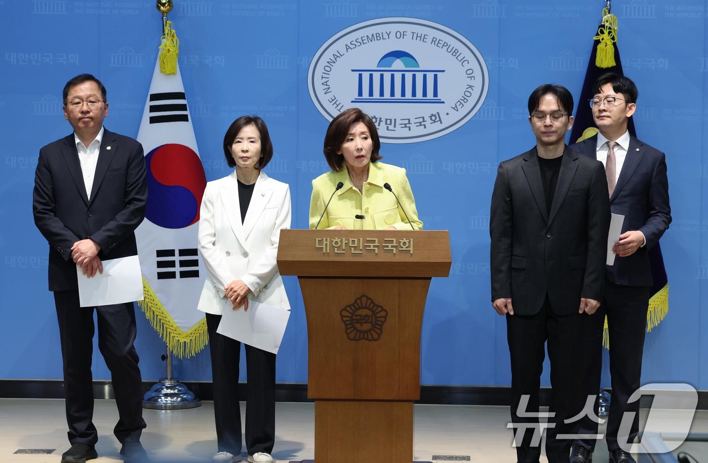 본문 이미지 - 나경원 국민의힘 의원이 12일 오전 서울 여의도 국회에서 6·3 지방선거 부실 사태 관련 기자회견을 하고 있다. 2026.6.12 ⓒ 뉴스1 황기선 기자