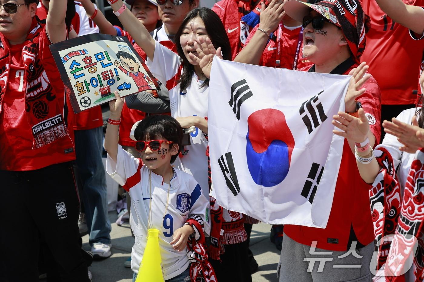 본문 이미지 - 축구국가대표팀 공식 서포터즈 붉은악마를 비롯한 시민들이 12일 서울 종로구 광화문광장에서 2026 북중미월드컵 A조 조별리그 1차전 대한민국과 체코의 경기를 화면으로 지켜보며 응원을 펼치고 있다. 2026.6.12 ⓒ 뉴스1 안은나 기자