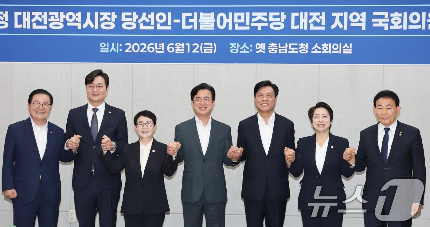 본문 이미지 - 허태정 대전시장 당선인과 대전지역 국회의원들이 12일 대전 중구 옛 충남도청사에 마련된 대전시장 인수위원회 소회의실에서 간담회에 앞서 기념촬영 하고 있다. 왼쪽부터 장종태, 장철민, 박정현, 허 당선인, 조승래, 황정아, 박용갑 의원. 2026.6.12 ⓒ 뉴스1 김기태 기자