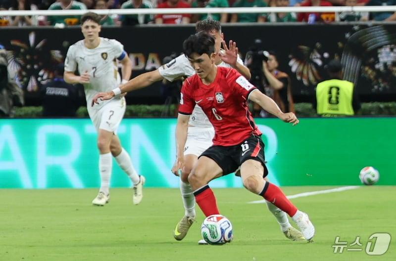 본문 이미지 - 대한민국 축구국가대표팀 황인범이 11일(현지시간) 멕시코 할리스코주 사포판 과달라하라 스타디움에서 열린 2026 북중미 월드컵 A조 조별리그 1차전 대한민국과 체코의 경기에서 상대 압박을 피해 패스할 곳을 찾고 있다. 2026.6.12 ⓒ 뉴스1 박지혜 기자