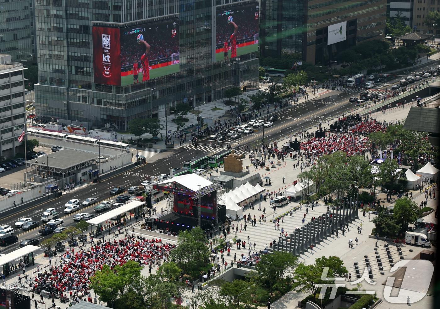 본문 이미지 - 12일 서울 종로구 광화문광장에서 시민들이 2026FIFA 북중미 월드컵 A조 경기를 보며 대한민국을 응원하고 있다. ⓒ 뉴스1 김명섭 기자