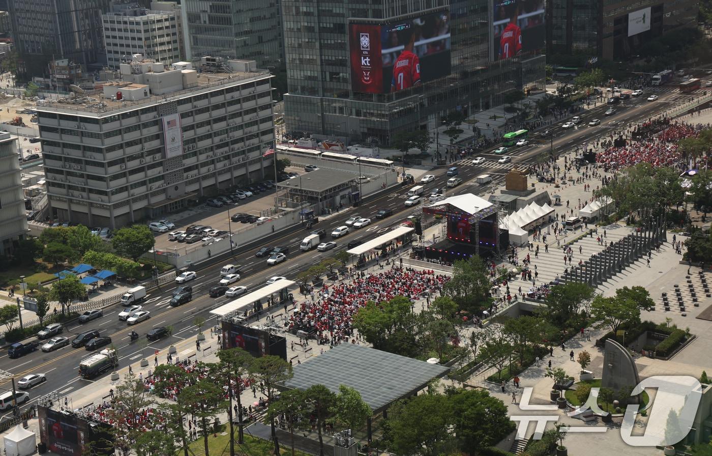 본문 이미지 - 지난 12일 축구국가대표팀 공식 서포터즈 붉은악마를 비롯한 시민들이 서울 종로구 광화문광장에서 2026 북중미월드컵 A조 조별리그 경기 응원을 펼치고 있다.ⓒ 뉴스1 김명섭 기자