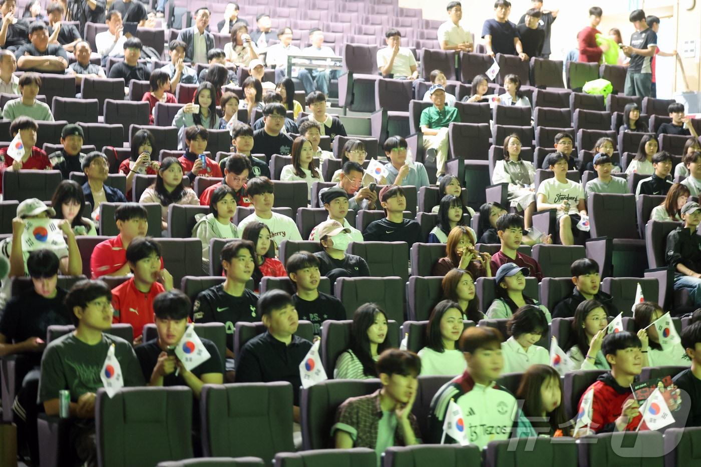 본문 이미지 - 2026 FIFA 북중미 월드컵 대한민국 축구 국가대표팀의 첫 예선전이 열린 12일 오전 광주 남구 광주대학교 호심관 대강당에서 학생들이 응원을 하고 있다. 2026.6.12 ⓒ 뉴스1 조수민 수습기자
