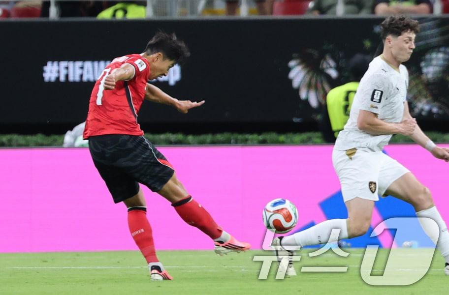 본문 이미지 - 대한민국 축구국가대표팀 손흥민이 11일(현지시간) 멕시코 할리스코주 사포판 과달라하라 스타디움에서 열린 2026 북중미 월드컵 A조 조별리그 1차전 대한민국과 체코의 경기에서 슛을 날리고 있다. 2026.6.12 ⓒ 뉴스1 박지혜 기자