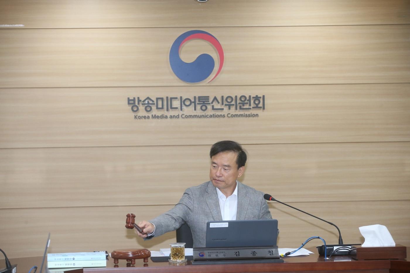 본문 이미지 - 김종철 방송미디어통신위원장(가운데)이 12일 정부과천청사에서 '2026년 제17차 전체회의'를 진행하고 있다.(방미통위 제공)