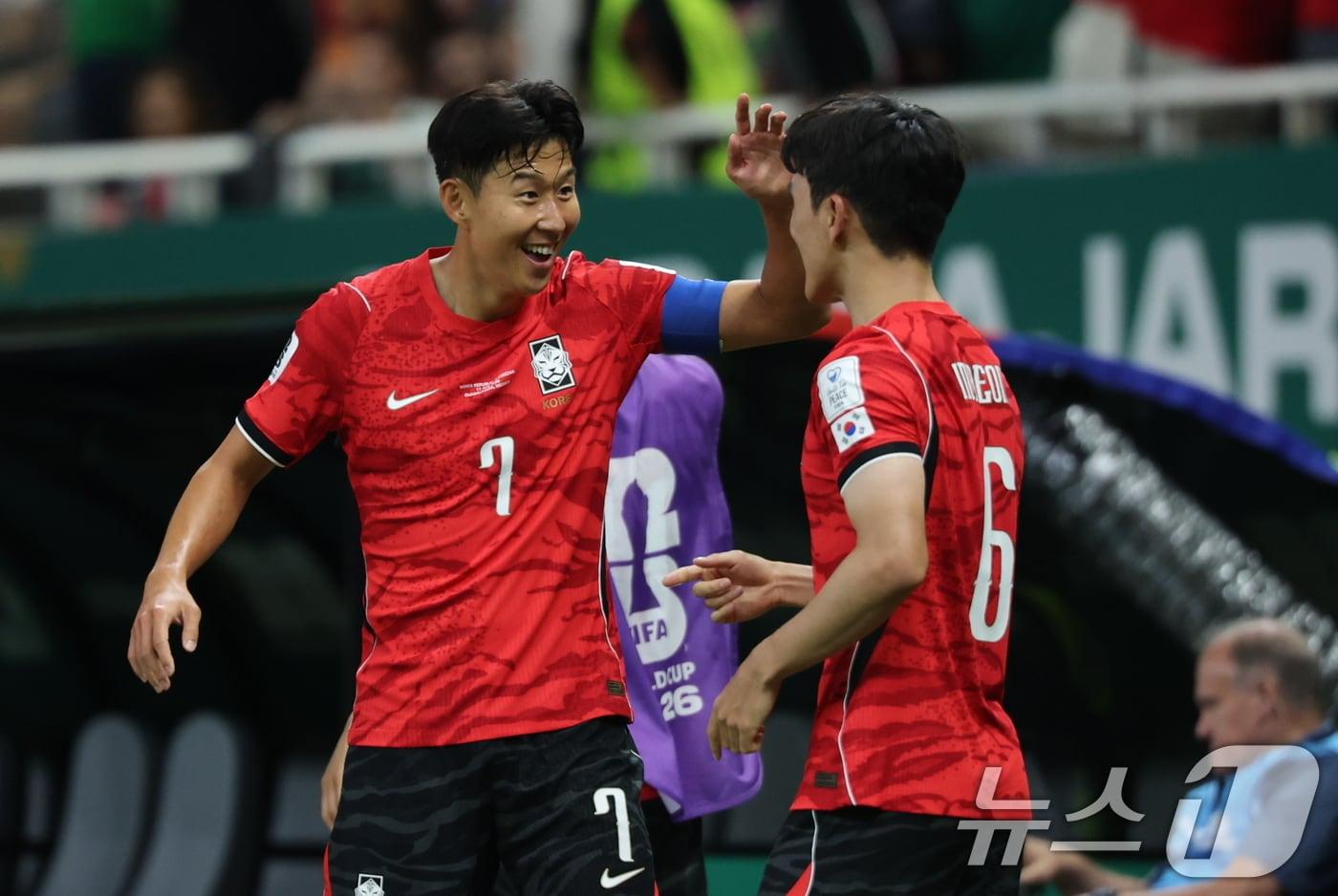 본문 이미지 - 대한민국 축구국가대표팀 황인범이 11일(현지시간) 멕시코 할리스코주 사포판 과달라하라 스타디움에서 열린 2026 북중미 월드컵 A조 조별리그 1차전 대한민국과 체코의 경기에서 동점골을 넣은 후 손흥민과 함께 기뻐하고 있다. 2026.6.12 ⓒ 뉴스1 박지혜 기자