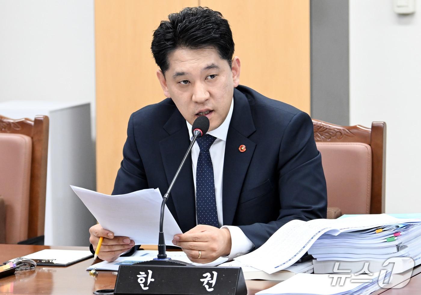 본문 이미지 - 한권 제주특별자치도의회 의원.(제주도의회 제공, 재판매 및 DB 금지)
