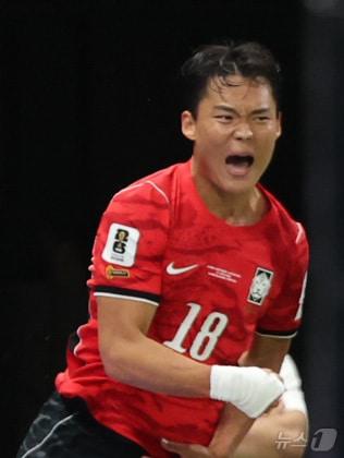 본문 이미지 - 대한민국 축구국가대표팀 오현규가 11일(현지시간) 멕시코 할리스코주 사포판 과달라하라 스타디움에서 열린 2026 북중미 월드컵 A조 조별리그 1차전 대한민국과 체코의 경기에서 역전골을 넣은 후 기뻐하고 있다. 2026.6.12 ⓒ 뉴스1 박지혜 기자