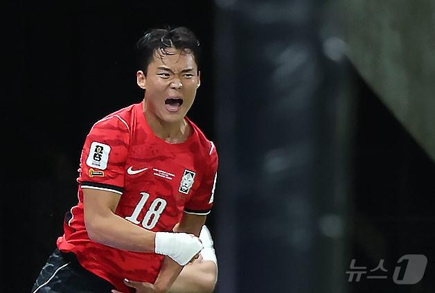 본문 이미지 - 대한민국 축구국가대표팀 오현규가 11일(현지시간) 멕시코 할리스코주 사포판 과달라하라 스타디움에서 열린 2026 북중미 월드컵 A조 조별리그 1차전 대한민국과 체코의 경기에서 역전골을 넣은 뒤 환호하고 있다. 2026.6.12 ⓒ 뉴스1 박지혜 기자