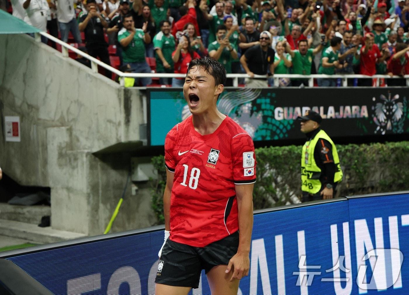 본문 이미지 - 대한민국 축구국가대표팀 오현규가 11일(현지시간) 멕시코 할리스코주 사포판 과달라하라 스타디움에서 열린 2026 북중미 월드컵 A조 조별리그 1차전 대한민국과 체코의 경기에서 역전골을 넣고 환호하고 있다. 2026.6.12 ⓒ 뉴스1 임세영 기자