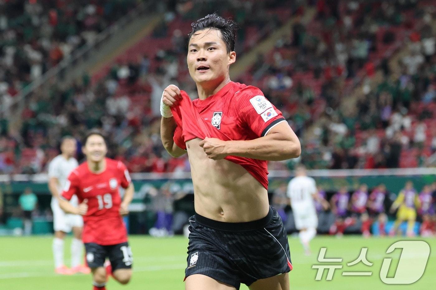 본문 이미지 - 대한민국 축구국가대표팀 오현규가 11일(현지시간) 멕시코 할리스코주 사포판 과달라하라 스타디움에서 열린 2026 북중미 월드컵 A조 조별리그 1차전 대한민국과 체코의 경기에서 역전골을 넣고 세리머니를 하고 있다. 2026.6.12 ⓒ 뉴스1 임세영 기자