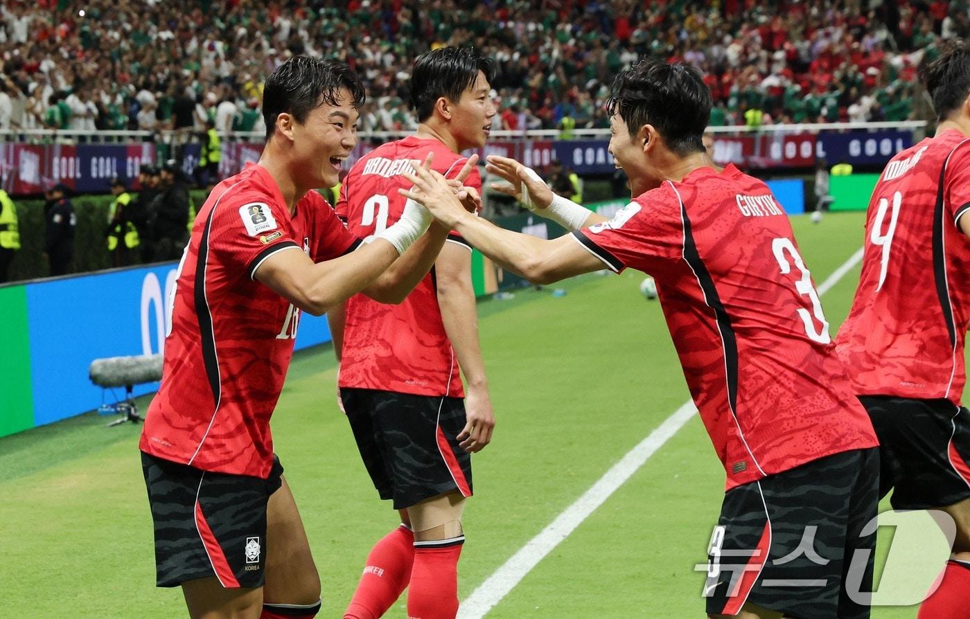 본문 이미지 - 대한민국 축구국가대표팀 오현규가 11일(현지시간) 멕시코 할리스코주 사포판 과달라하라 스타디움에서 열린 2026 북중미 월드컵 A조 조별리그 1차전 대한민국과 체코의 경기에서 역전골을 넣고 이기혁과 하이파이브를 나누고 있다. 2026.6.12 ⓒ 뉴스1 임세영 기자