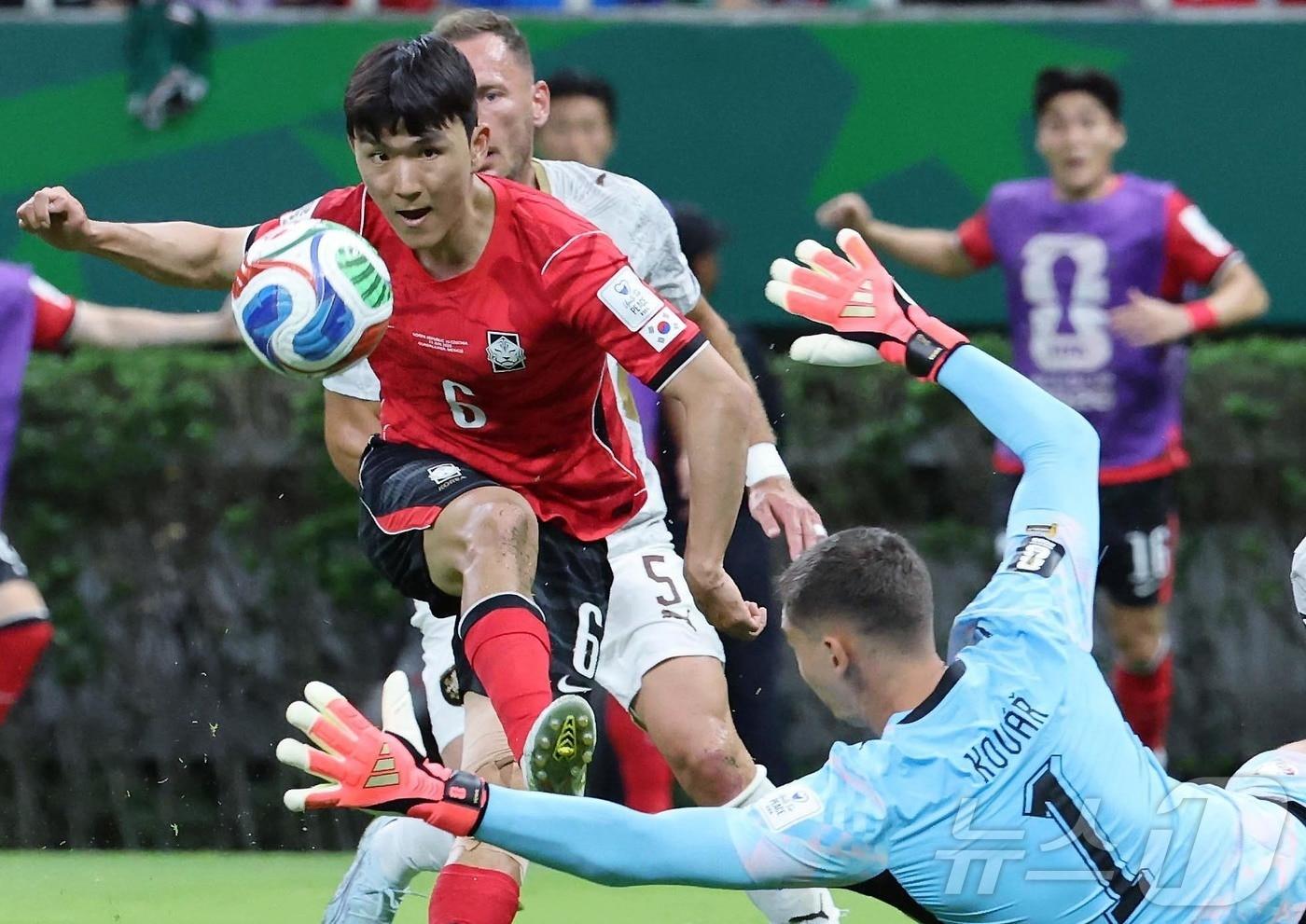 본문 이미지 - 대한민국 축구국가대표팀 황인범이 11일(현지시간) 멕시코 할리스코주 사포판 과달라하라 스타디움에서 열린 2026 북중미 월드컵 A조 조별리그 1차전 대한민국과 체코의 경기에서 동점골을 넣고 있다. 2026.6.12 ⓒ 뉴스1 임세영 기자
