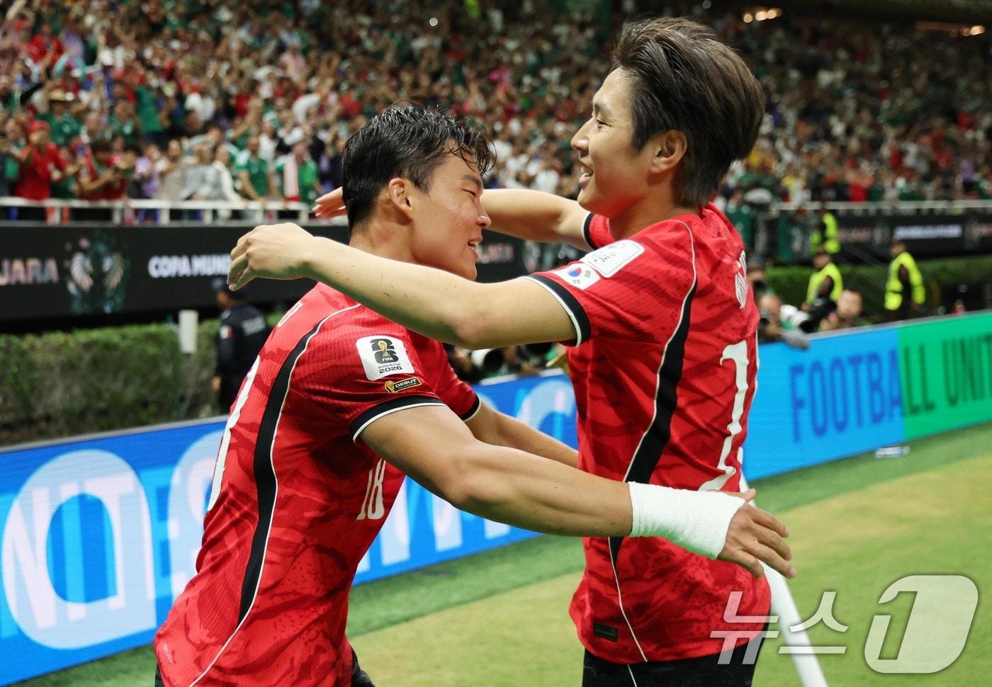 본문 이미지 - 대한민국 축구국가대표팀 오현규가 11일(현지시간) 멕시코 할리스코주 사포판 과달라하라 스타디움에서 열린 2026 북중미 월드컵 A조 조별리그 1차전 대한민국과 체코의 경기에서 역전골을 넣고 이강인과 포옹을 나누고 있다. 2026.6.12 ⓒ 뉴스1 임세영 기자