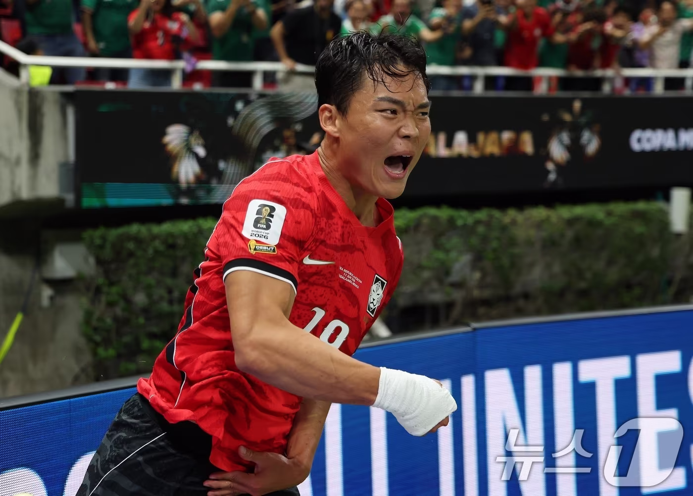 본문 이미지 - 대한민국 축구국가대표팀 오현규가 11일(현지시간) 멕시코 할리스코주 사포판 과달라하라 스타디움에서 열린 2026 북중미 월드컵 A조 조별리그 1차전 대한민국과 체코의 경기에서 역전골을 넣은 뒤 환호하고 있다. 2026.6.12 ⓒ 뉴스1 임세영 기자