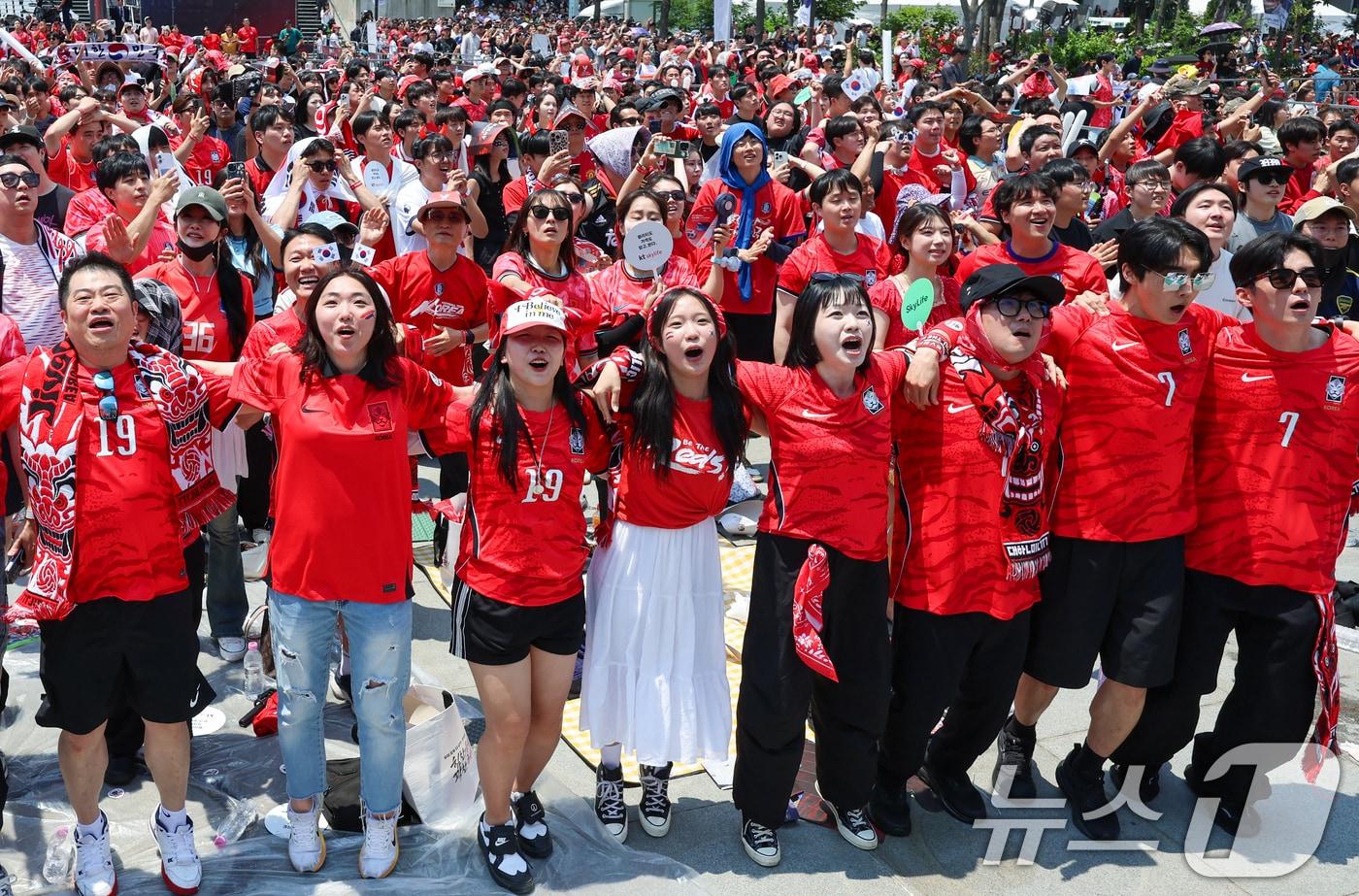 본문 이미지 - 축구국가대표팀 공식 서포터즈 붉은악마를 비롯한 시민들이 12일 서울 종로구 광화문광장에서 2026 북중미월드컵 A조 조별리그 1차전 대한민국과 체코의 경기를 화면으로 지켜보며 거리응원을 펼치고 있다. 2026.6.12 ⓒ 뉴스1 안은나 기자