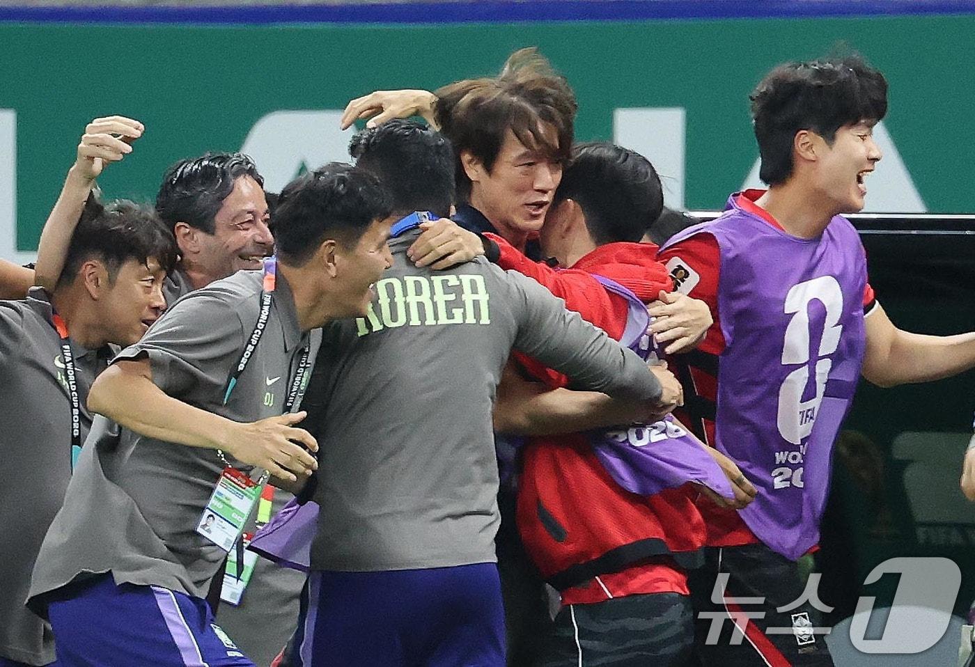 본문 이미지 - 홍명보 대한민국 축구국가대표팀 감독이 11일(현지시간) 멕시코 할리스코주 사포판 과달라하라 스타디움에서 열린 2026 북중미 월드컵 A조 조별리그 1차전 대한민국과 체코의 경기를 마치고 스태프들과 환호하고 있다. 이날 경기는 대한민국이 체코를 상대로 2-1로 승리했다. 2026.6.12 ⓒ 뉴스1 임세영 기자