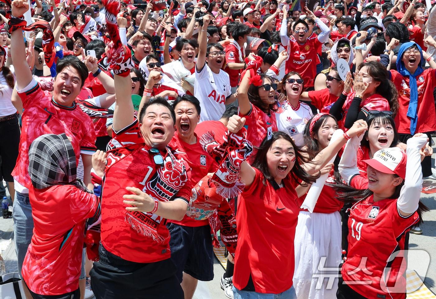 본문 이미지 - 축구국가대표팀 공식 서포터즈 붉은악마를 비롯한 시민들이 12일 서울 종로구 광화문광장에서 2026 북중미월드컵 A조 조별리그 1차전 대한민국과 체코의 경기를 화면으로 지켜보며 거리응원을 펼치던 중 오현규의 역전골에 기뻐하고 있다 2026.6.12 ⓒ 뉴스1 안은나 기자