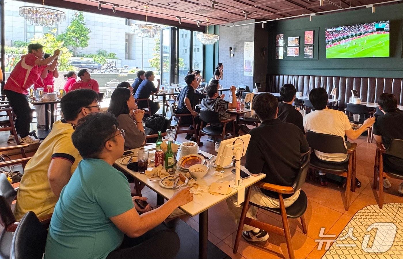 본문 이미지 - 12일 울산 중구 성남동의 한 치킨집에서 시민들이 대한민국 축구 국가대표팀의 2026 국제축구연맹(FIFA) 북중미 월드컵 조별리그 첫 경기를 보고 있다.2026.06.12.ⓒ 뉴스1 김세은 기자