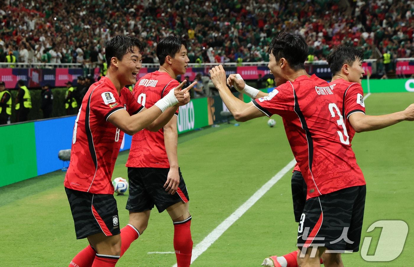 본문 이미지 - 대한민국 축구국가대표팀 오현규가 11일(현지시간) 멕시코 할리스코주 사포판 과달라하라 스타디움에서 열린 2026 북중미 월드컵 A조 조별리그 1차전 대한민국과 체코의 경기에서 역전골을 넣고 이기혁과 하이파이브를 나누고 있다. 이날 경기는 대한민국이 체코를 상대로 2-1로 승리했다. 2026.6.12 ⓒ 뉴스1 임세영 기자