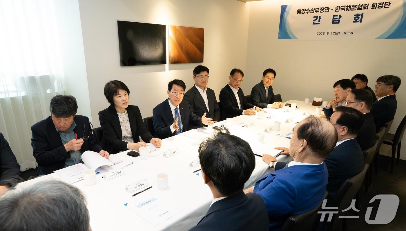 본문 이미지 - 황종우 해양수산부 장관이 12일 해운협회 임원진과의 오찬 간담회에서 중동전쟁 장기화에 따른 해운업계의 애로사항을 청취하고 있다.(해양수산부 제공)