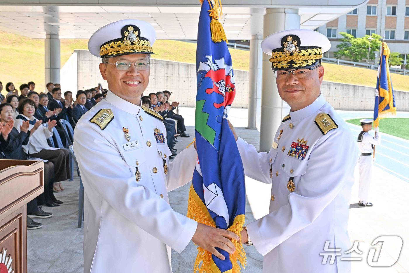 본문 이미지 - 이남규 제33대 1함대사령관(오른쪽)이 곽광섭 해군작전사령관으로부터 1함대 부대기를 이양받고 있다. (해군 1함대 사령부 제공, 재판매 및 DB 금지) 2026.6.12/뉴스1