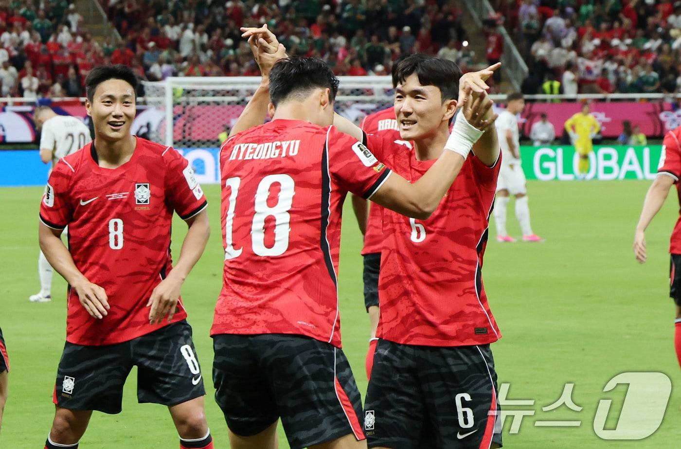 본문 이미지 - 대한민국 축구국가대표팀 오현규와 황인범이 11일(현지시간) 멕시코 할리스코주 사포판 과달라하라 스타디움에서 열린 2026 북중미 월드컵 A조 조별리그 1차전 대한민국과 체코 경기에서 하이파이브를 하고 있다. 이날 경기는 대한민국 체코를 상대로 2-1로 승리했다. 2026.6.12 ⓒ 뉴스1 임세영 기자