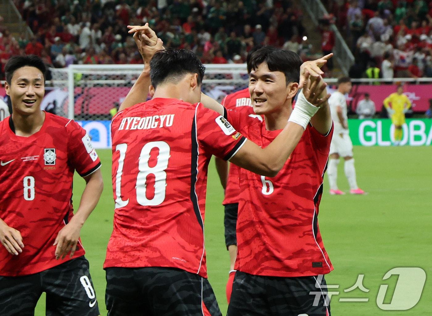 본문 이미지 - 대한민국 축구국가대표팀 오현규와 황인범이 11일(현지시간) 멕시코 할리스코주 사포판 과달라하라 스타디움에서 열린 2026 북중미 월드컵 A조 조별리그 1차전 대한민국과 체코 경기에서 하이파이브를 하고 있다. 이날 경기는 대한민국 체코를 상대로 2-1로 승리했다. 2026.6.12 ⓒ 뉴스1 임세영 기자
