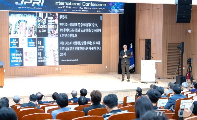 본문 이미지 - 12일 전북대 인터내셔널센터 동행홀에서 'JPRI(전북대 퍼듀대 고등연구소) 국제 컨퍼런스’가 개최됐다.(전북대 제공, 재판매 및 DB 금지)/뉴스1
