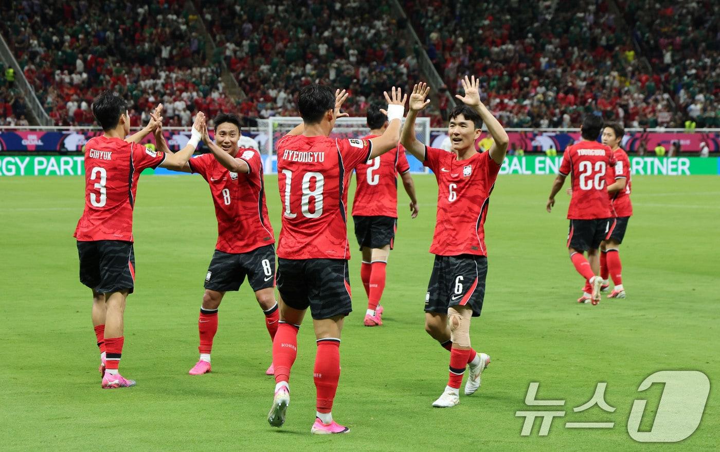 본문 이미지 - 대한민국 축구국가대표팀 오현규와 황인범이 11일(현지시간) 멕시코 할리스코주 사포판 과달라하라 스타디움에서 열린 2026 북중미 월드컵 A조 조별리그 1차전 대한민국과 체코 경기에서 하이파이브를 하고 있다. 이날 경기는 대한민국 체코를 상대로 2-1로 승리했다. 2026.6.12 ⓒ 뉴스1 임세영 기자