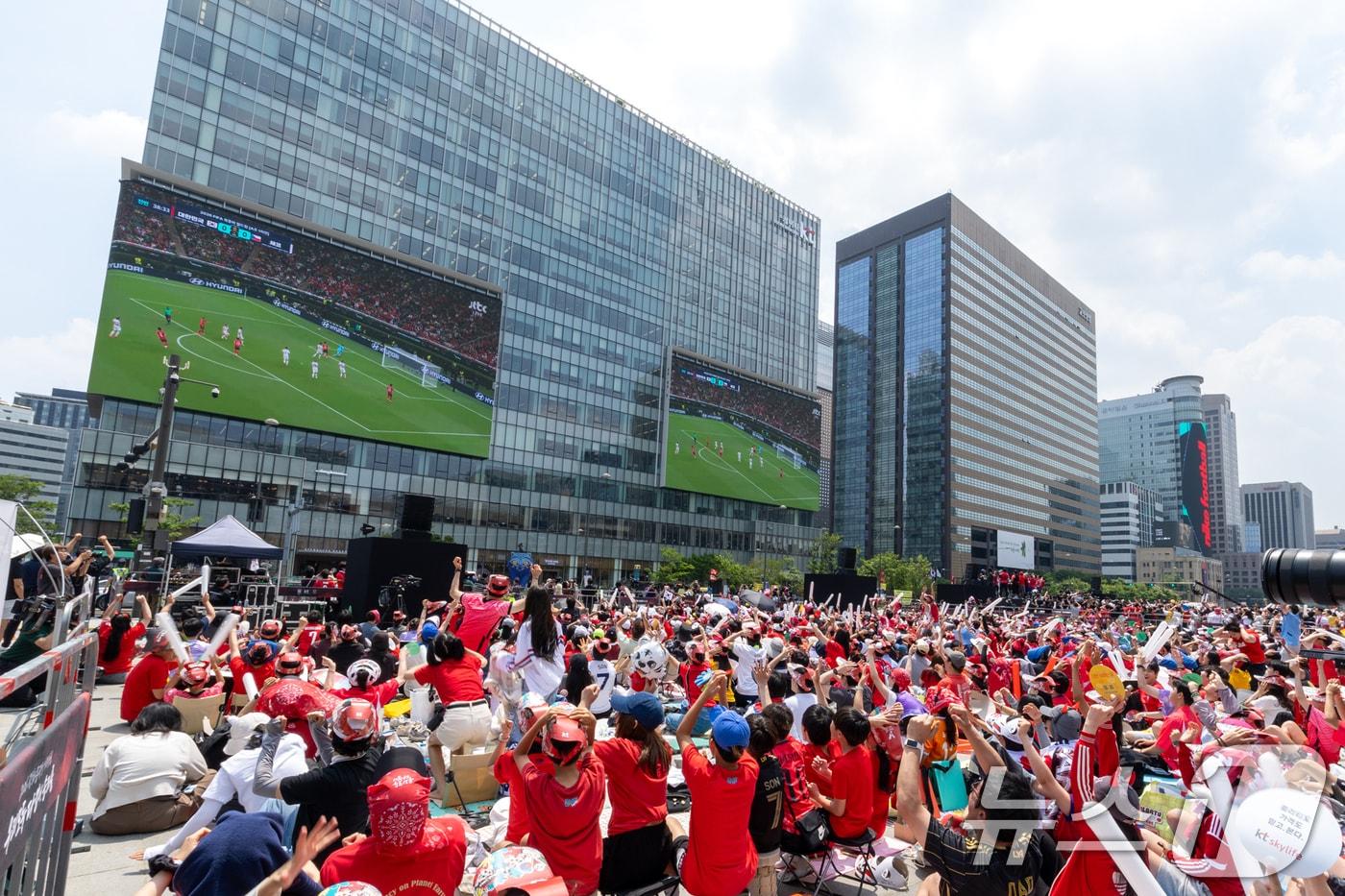 본문 이미지 - 축구국가대표팀 공식 서포터즈 붉은악마를 비롯한 시민들이 12일 서울 종로구 광화문광장에서 2026 북중미월드컵 A조 조별리그 1차전 대한민국과 체코의 경기를 화면으로 지켜보며 거리응원을 하고 있다. (KT 제공. 재판매 및 DB금지) 2026.6.12 ⓒ 뉴스1