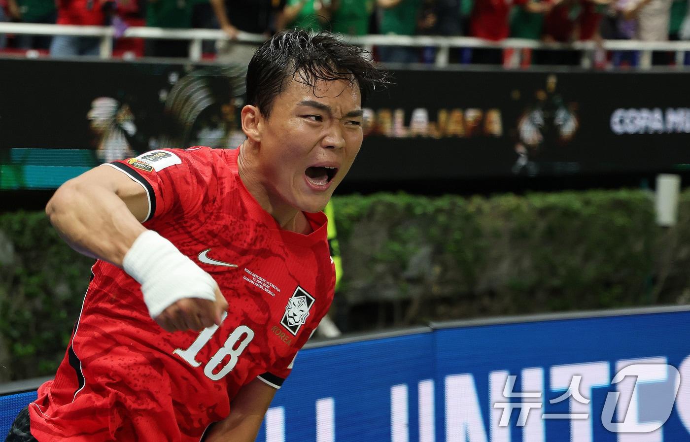 본문 이미지 - 대한민국 축구국가대표팀 오현규가 11일(현지시간) 멕시코 할리스코주 사포판 과달라하라 스타디움에서 열린 2026 북중미 월드컵 A조 조별리그 1차전 대한민국과 체코 경기에서 역전골을 넣고 환호하고 있다. 이날 경기는 대한민국 체코를 상대로 2-1로 승리했다. 2026.6.12 ⓒ 뉴스1 임세영 기자