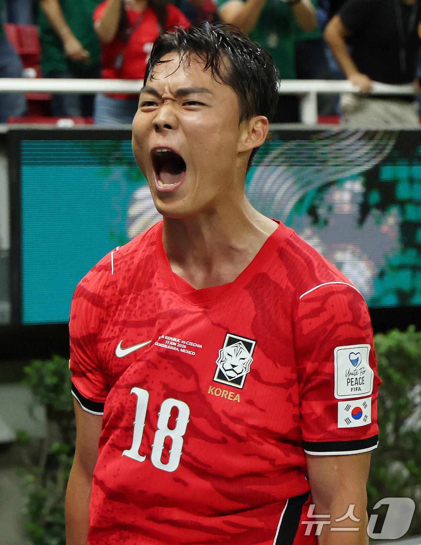 본문 이미지 - 대한민국 축구국가대표팀 오현규가 11일(현지시간) 멕시코 할리스코주 사포판 과달라하라 스타디움에서 열린 2026 북중미 월드컵 A조 조별리그 1차전 대한민국과 체코 경기에서 역전골을 넣고 환호하고 있다. 이날 경기는 대한민국 체코를 상대로 2-1로 승리했다. 2026.6.12 ⓒ 뉴스1 임세영 기자