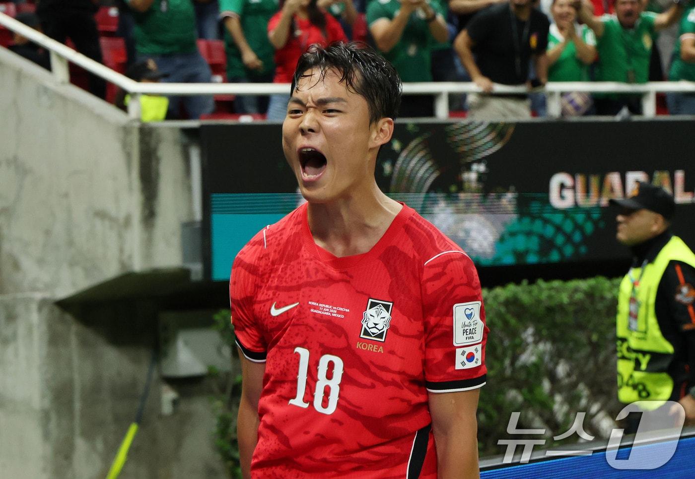 본문 이미지 - 대한민국 축구국가대표팀 오현규가 11일(현지시간) 멕시코 할리스코주 사포판 과달라하라 스타디움에서 열린 2026 북중미 월드컵 A조 조별리그 1차전 대한민국과 체코 경기에서 역전골을 넣고 환호하고 있다. 이날 경기는 대한민국 체코를 상대로 2-1로 승리했다. 2026.6.12 ⓒ 뉴스1 임세영 기자