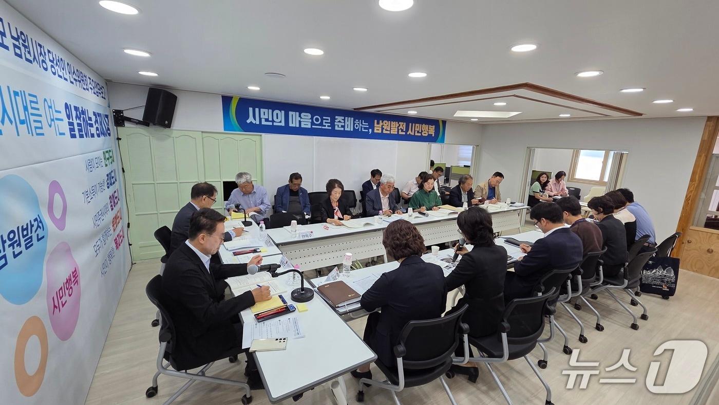 본문 이미지 - 12일 양충모 전북 남원시장 당선인이 행정복지 분야 업무보고를 받고 있다.(남원시장직 인수위 제공. 재판매 및 DB금지)/뉴스1 