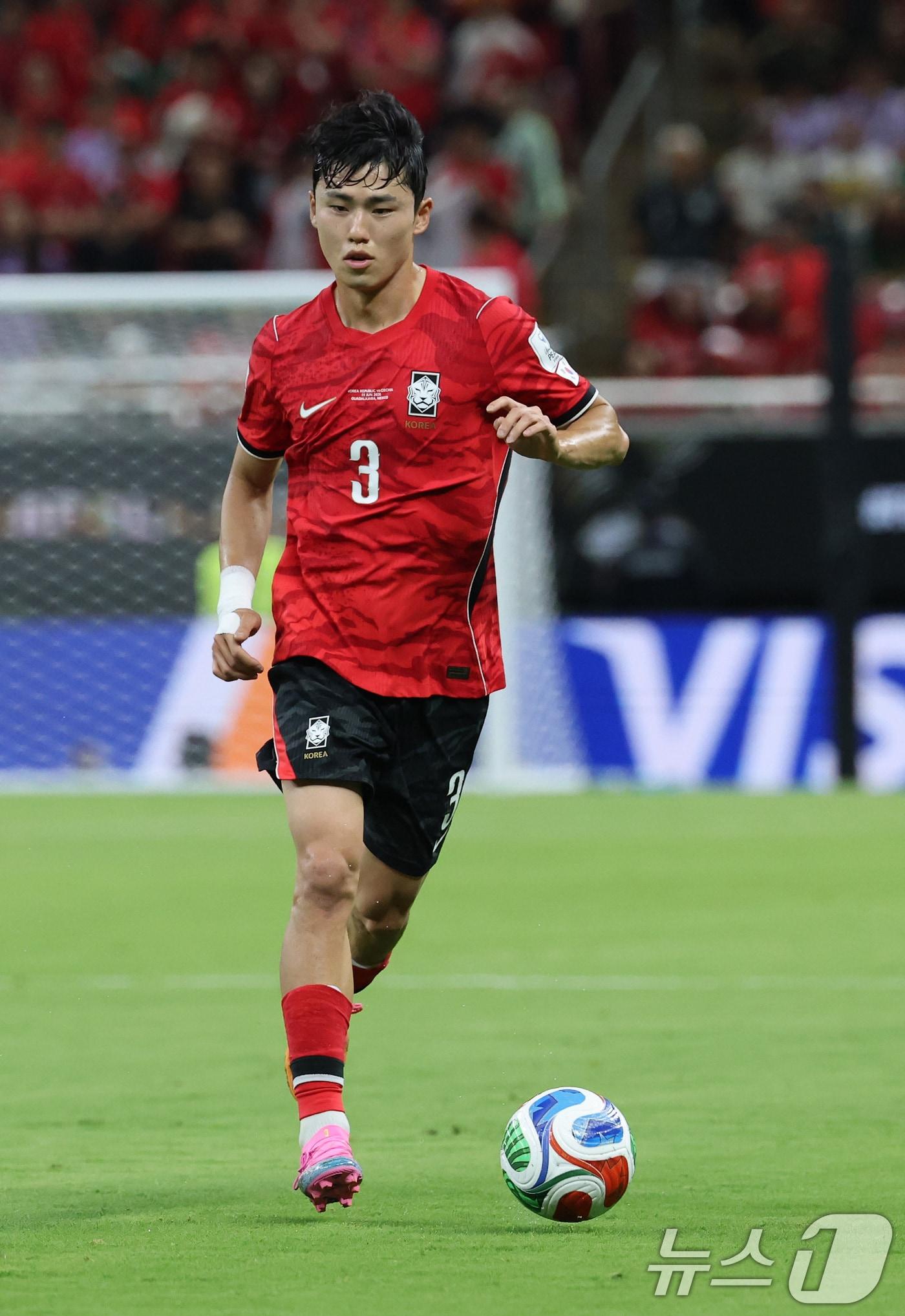 본문 이미지 - 대한민국 축구국가대표팀 이기혁이 11일(현지시간) 멕시코 할리스코주 사포판 과달라하라 스타디움에서 열린 2026 북중미 월드컵 A조 조별리그 1차전 대한민국과 체코 경기에서 드리블을 하고 있다. 이날 경기는 대한민국 체코를 상대로 2-1로 승리했다. 2026.6.12 ⓒ 뉴스1 임세영 기자