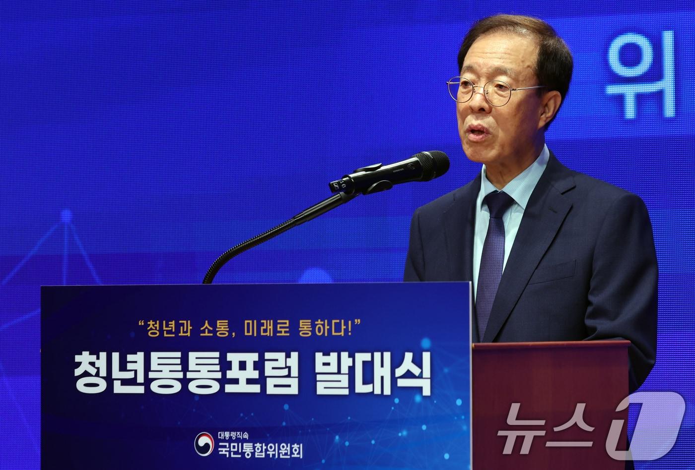 본문 이미지 - 이석연 국민통합위원회 위원장이 12일 서울 종로구 정부서울청사 별관에서 열린 '청년통통포럼' 발대식에서 환영사를 하고 있다. 2026.6.12 ⓒ 뉴스1 김명섭 기자