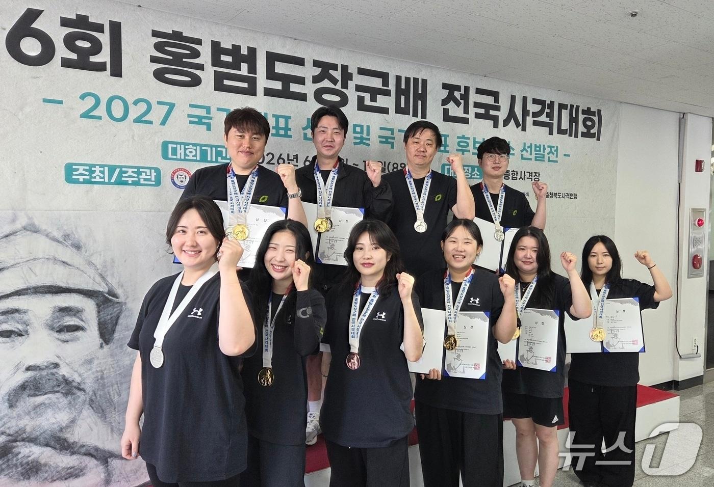 본문 이미지 - 청주시청 사격부 단체 사진.(청주시 제공. 재판매 및 DB금지)/뉴스1