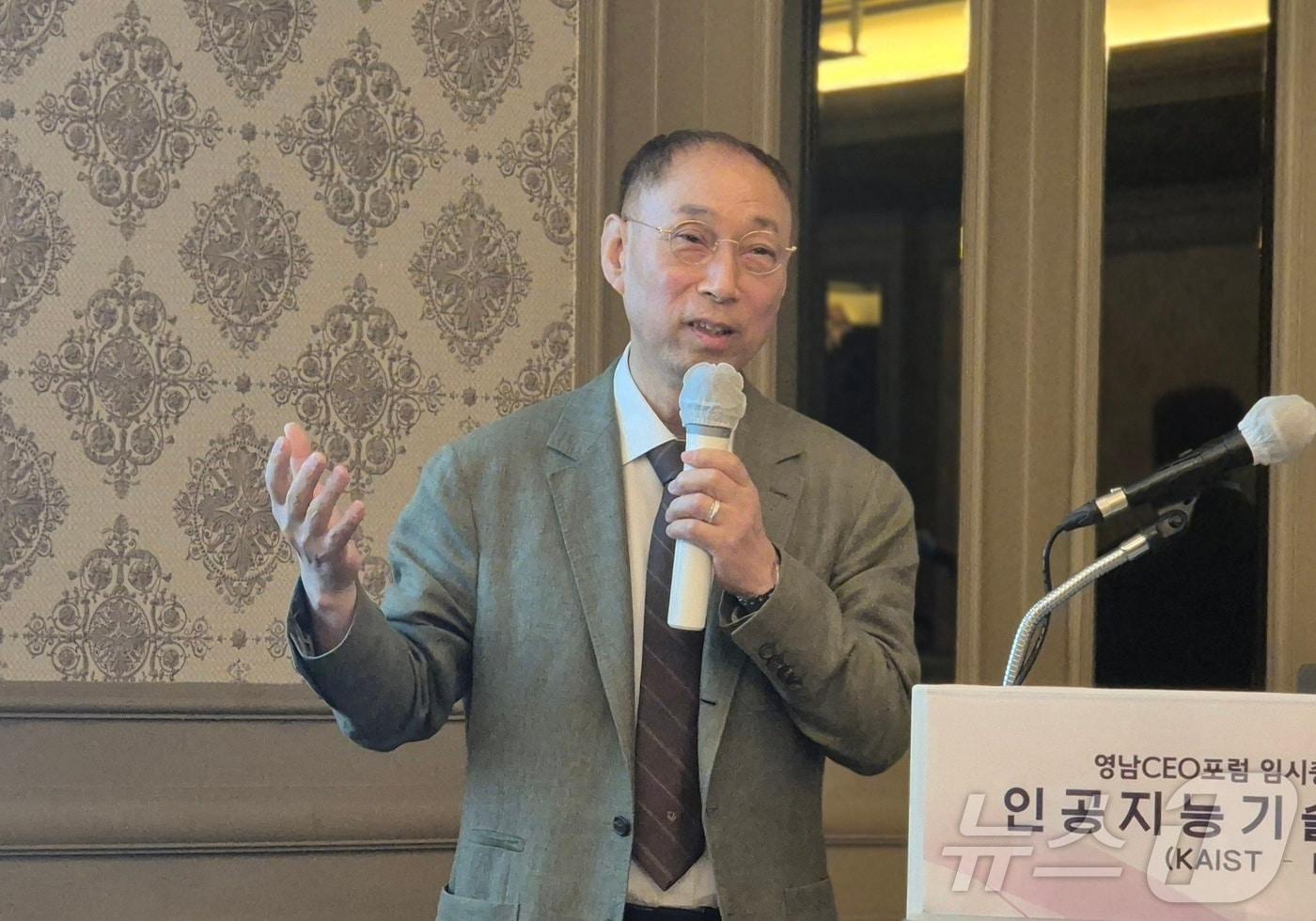 본문 이미지 - 12일 대구 인터불고 호텔에서 열린 영남 CEO포럼에서 권인소 KIST 피지컬AI연구단장(국가특임연구원)이 ‘인공지능기술 도전과 한계’를 주제로 한 강연을 하고 있다. ⓒ 뉴스1 김대벽기자