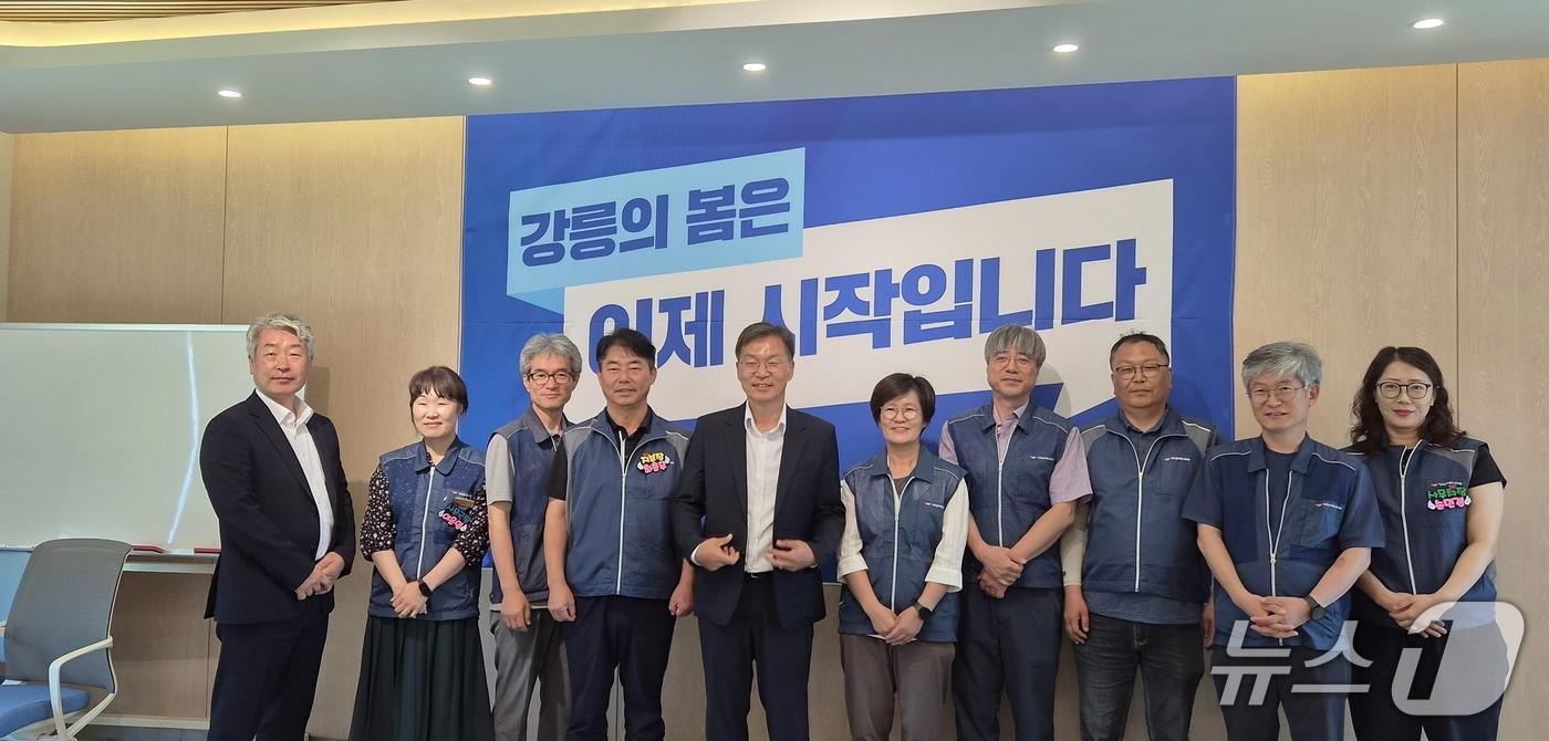 본문 이미지 - 김중남 강원 강릉시장 당선인이 12일 초당동 강릉시장직 인수위원회 사무실에서 전국공무원노조 강릉시지부와 간담회를 가진 뒤 기념촬영을 하고 있다.(강릉시장직 인수위 제공, 재판매 및 DB 금지) 2026.6.12/뉴스1