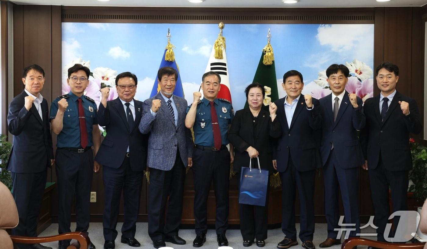 본문 이미지 - 김종철 경남경찰청장(가운데)이 12일 경남경찰청에서 경남보훈단체협의회 회장단과 간담회를 가진 뒤 기념촬영을 하고 있다.(경남경찰청 제공. 재판매 및 DB금지)