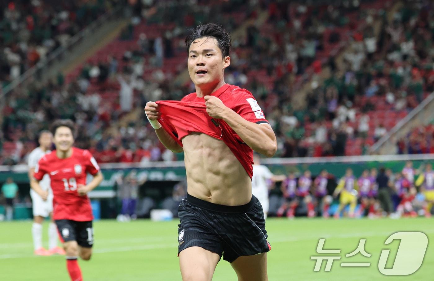 본문 이미지 - 대한민국 축구국가대표팀 오현규가 11일(현지시간) 멕시코 할리스코주 사포판 과달라하라 스타디움에서 열린 2026 북중미 월드컵 A조 조별리그 1차전 대한민국과 체코 경기에서 역전골을 넣고 세리머니를 하고 있다. 이날 경기는 대한민국 체코를 상대로 2-1로 승리했다. 2026.6.12 ⓒ 뉴스1 임세영 기자