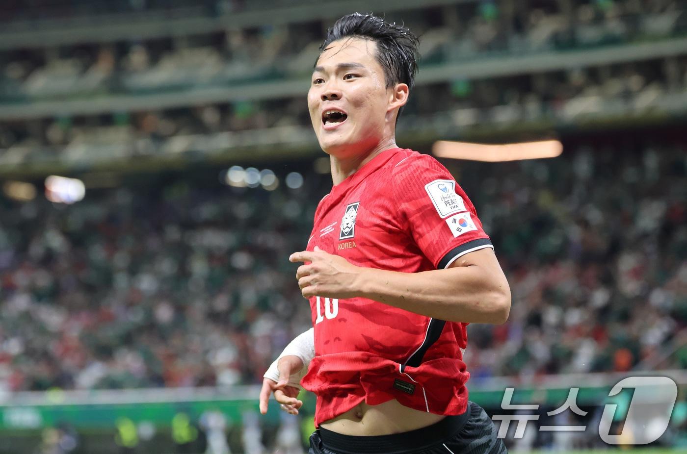 본문 이미지 - 대한민국 축구국가대표팀 오현규가 11일(현지시간) 멕시코 할리스코주 사포판 과달라하라 스타디움에서 열린 2026 북중미 월드컵 A조 조별리그 1차전 대한민국과 체코 경기에서 역전골을 넣고 환호하고 있다. 이날 경기는 대한민국 체코를 상대로 2-1로 승리했다. 2026.6.12 ⓒ 뉴스1 임세영 기자