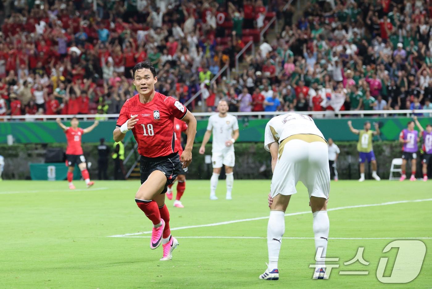 본문 이미지 - 대한민국 축구국가대표팀 오현규가 11일(현지시간) 멕시코 할리스코주 사포판 과달라하라 스타디움에서 열린 2026 북중미 월드컵 A조 조별리그 1차전 대한민국과 체코 경기에서 역전골을 넣고 세리머니를 하고 있다. 이날 경기는 대한민국 체코를 상대로 2-1로 승리했다. 2026.6.12 ⓒ 뉴스1 임세영 기자