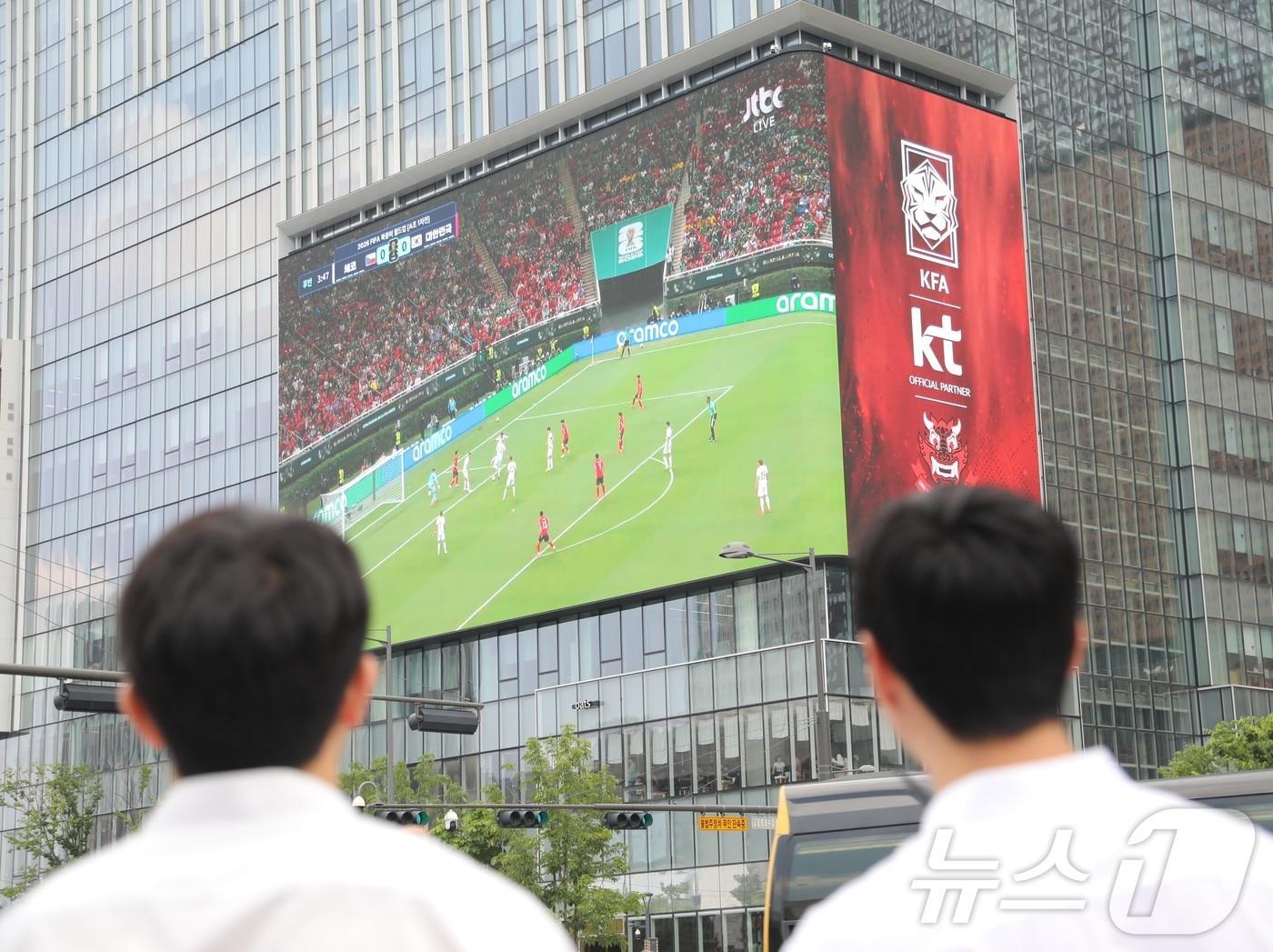 본문 이미지 - 12일 서울 종로구 광화문광장에서 와이셔츠를 입은 시민들이 2026 북중미월드컵 A조 조별리그 1차전 대한민국과 체코의 경기를 대형 미디어월로 지켜보고 있다. 2026.6.12 ⓒ 뉴스1 권대옥 수습기자